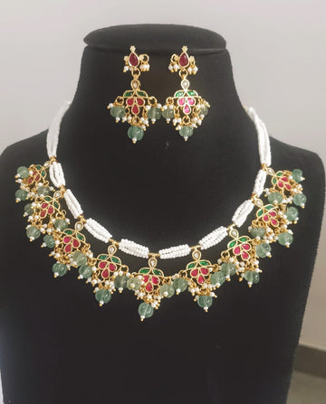 Pendant necklaces featuing a charm chain