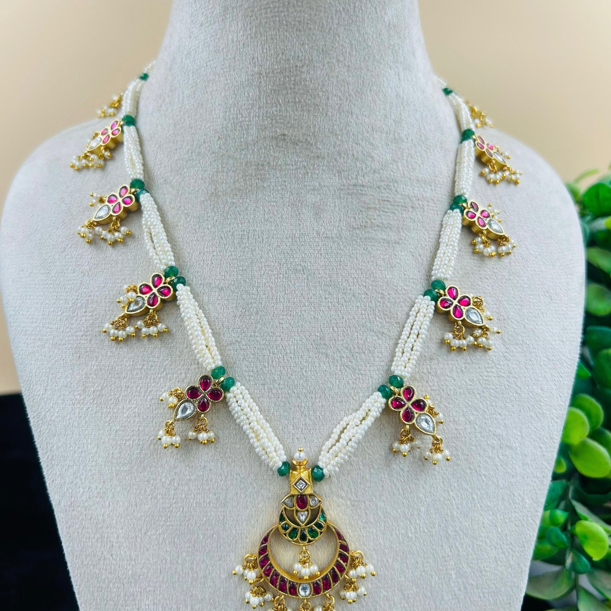 Bead Necklace With Tika