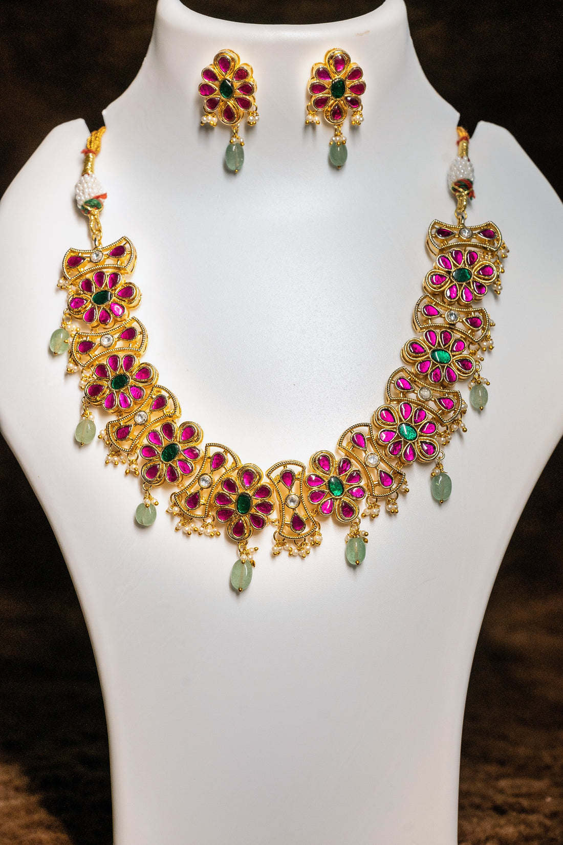 Floral Design Necklace Set With Emerald Earnings