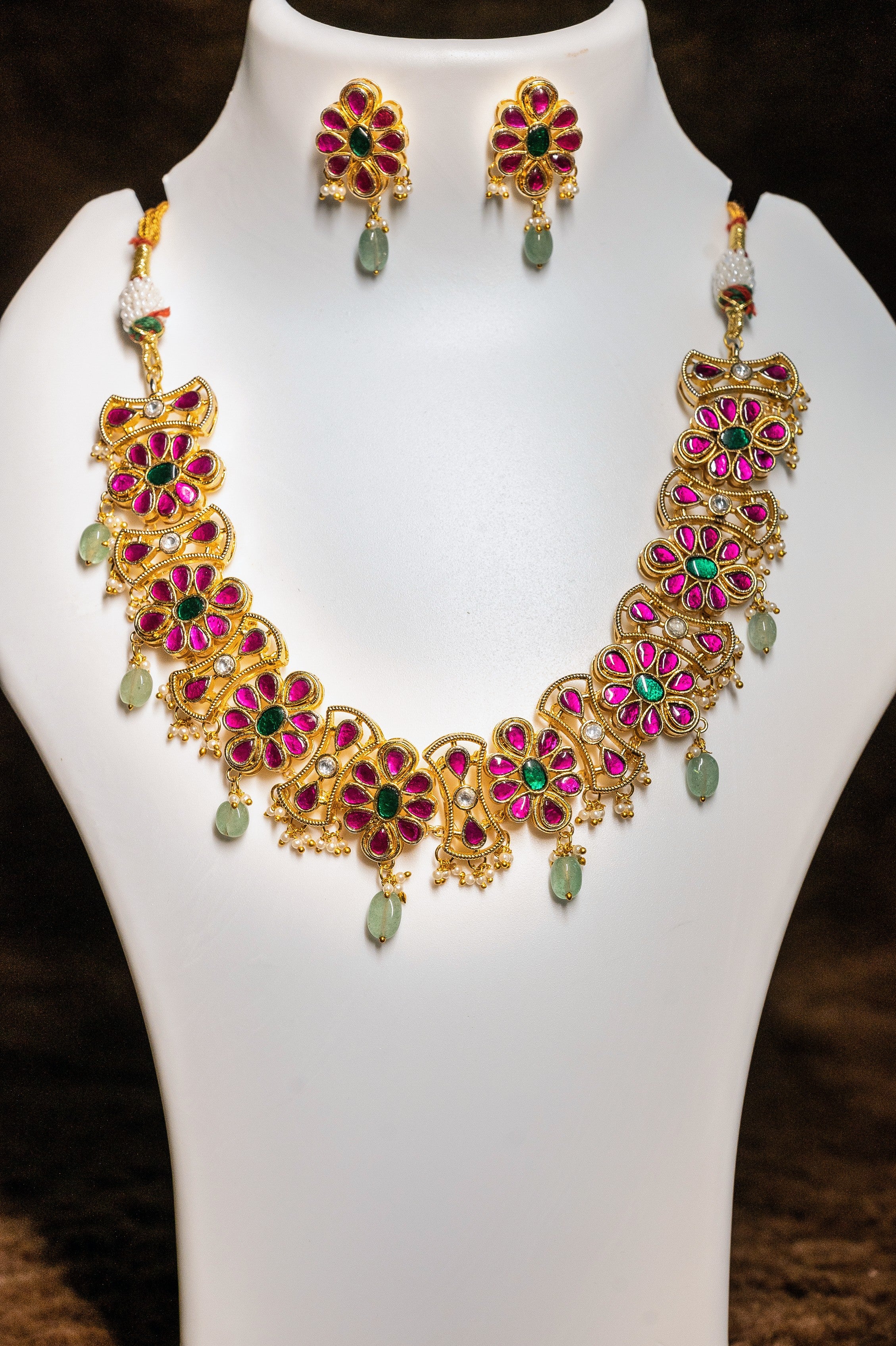 Floral Design Necklace Set With Emerald Earnings