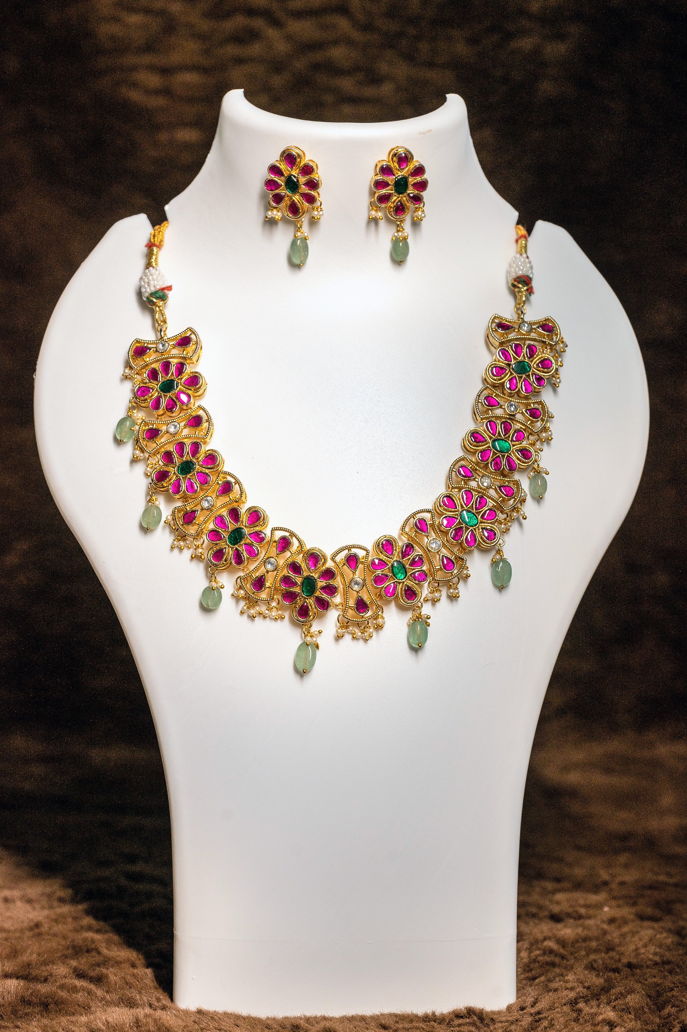 Floral Design Necklace Set With Emerald Earnings