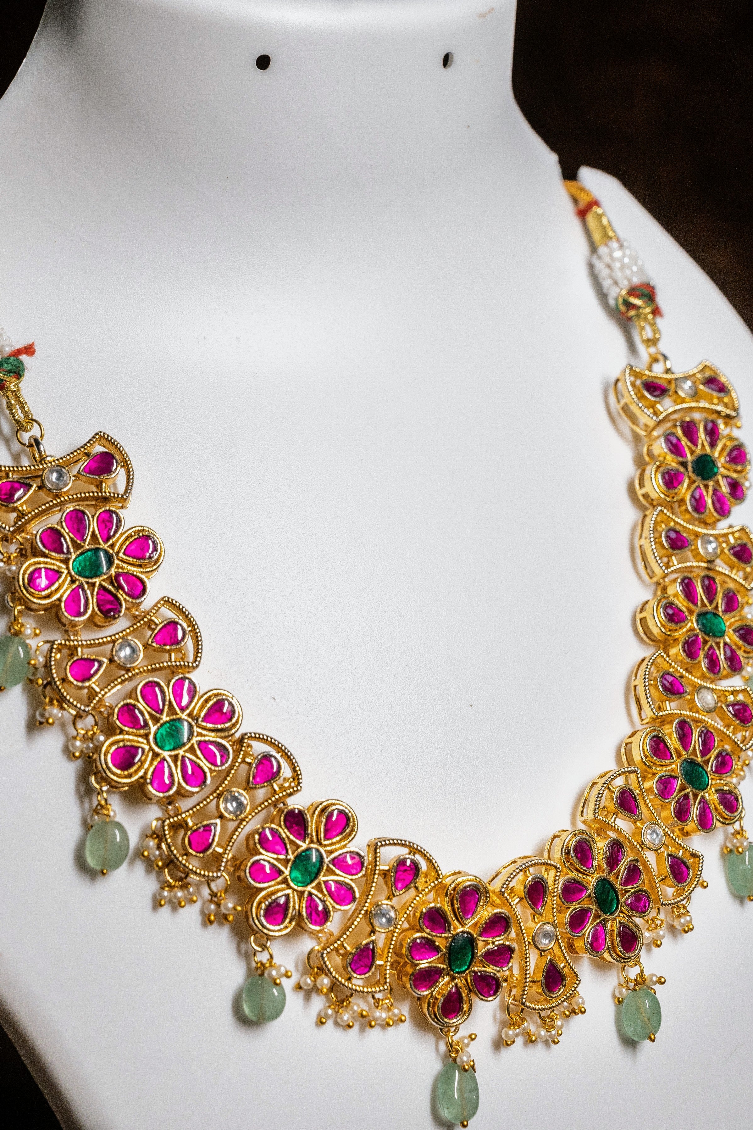 Floral Design Necklace Set With Emerald Earnings