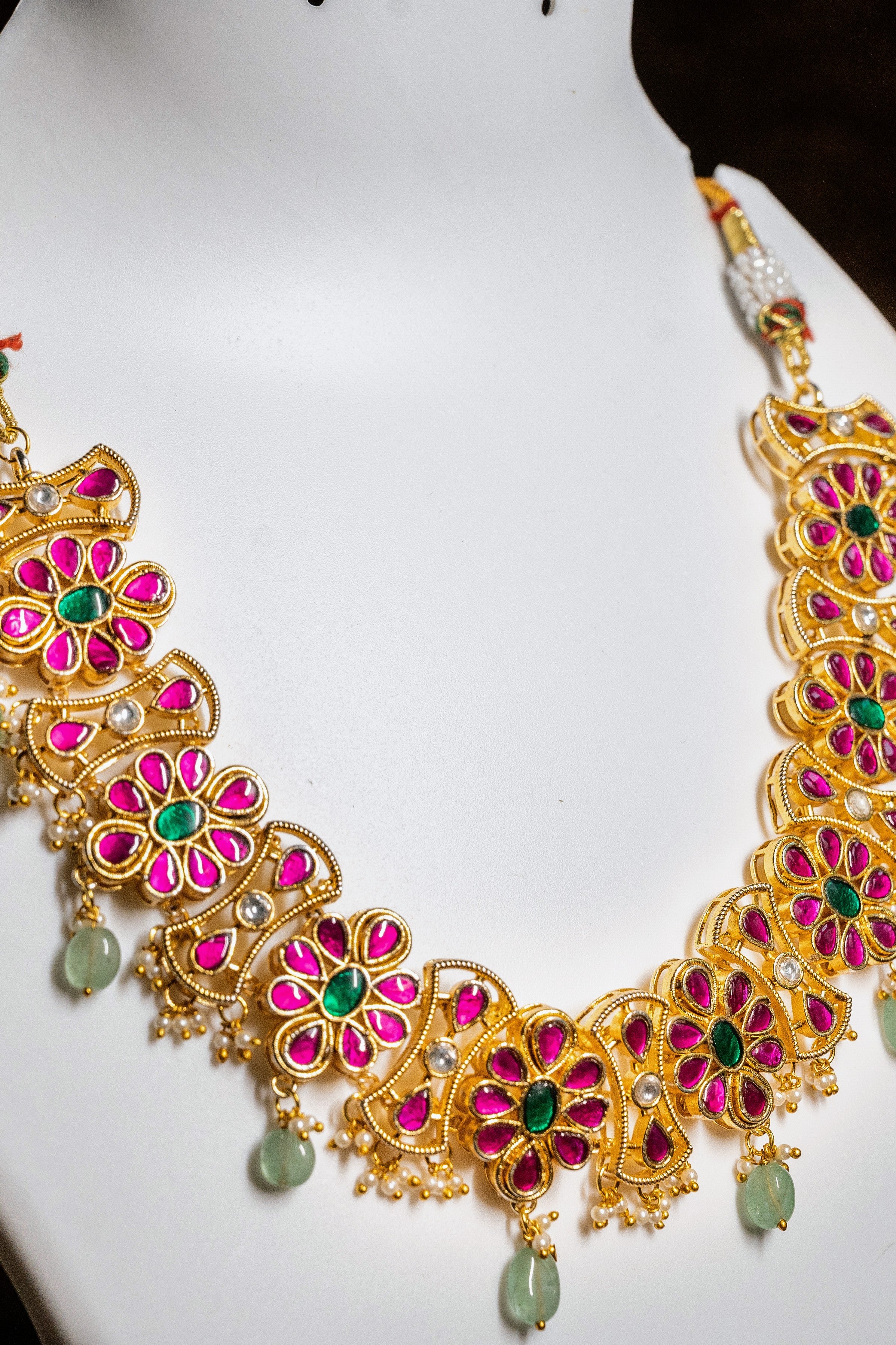 Floral Design Necklace Set With Emerald Earnings