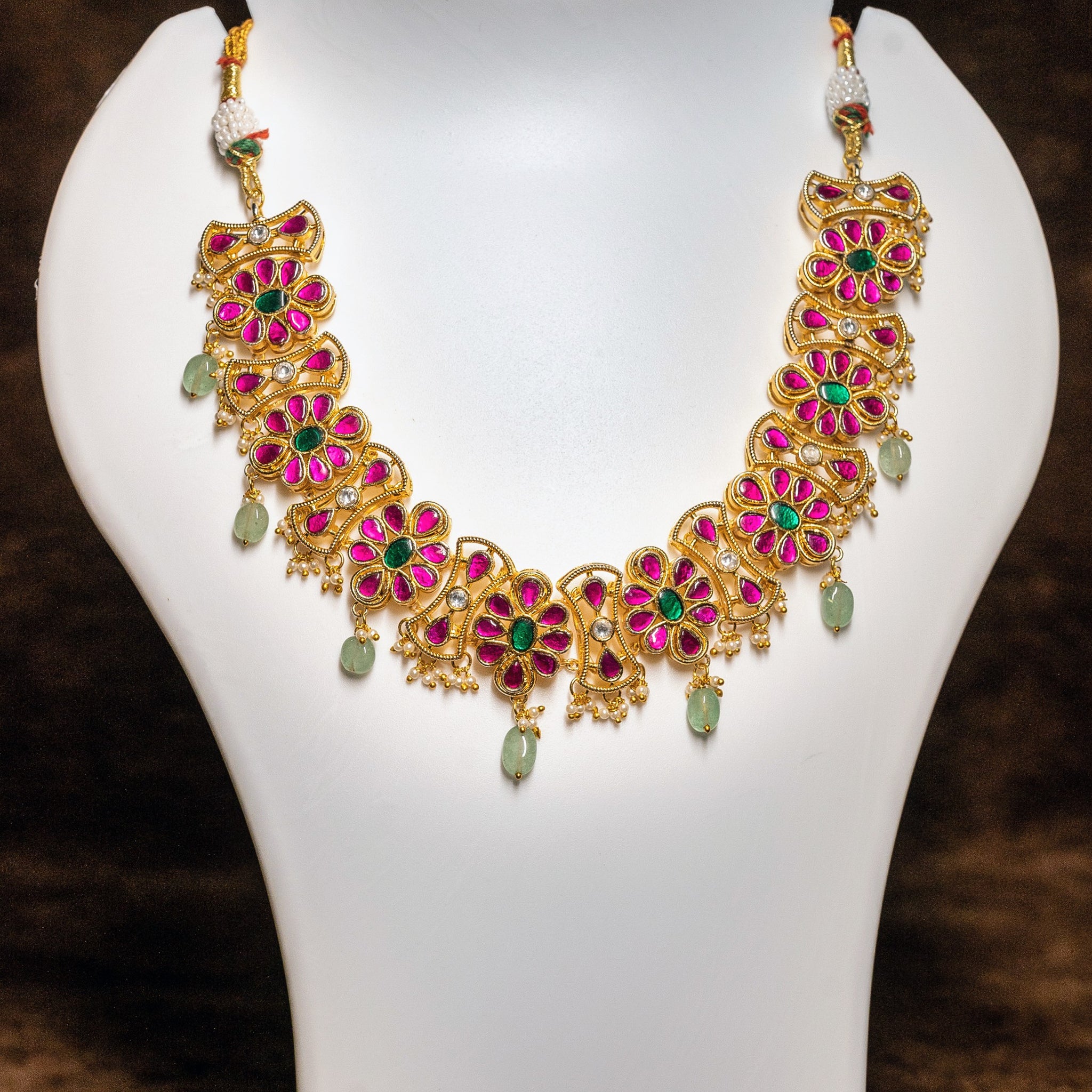 Floral Design Necklace Set With Emerald Earnings