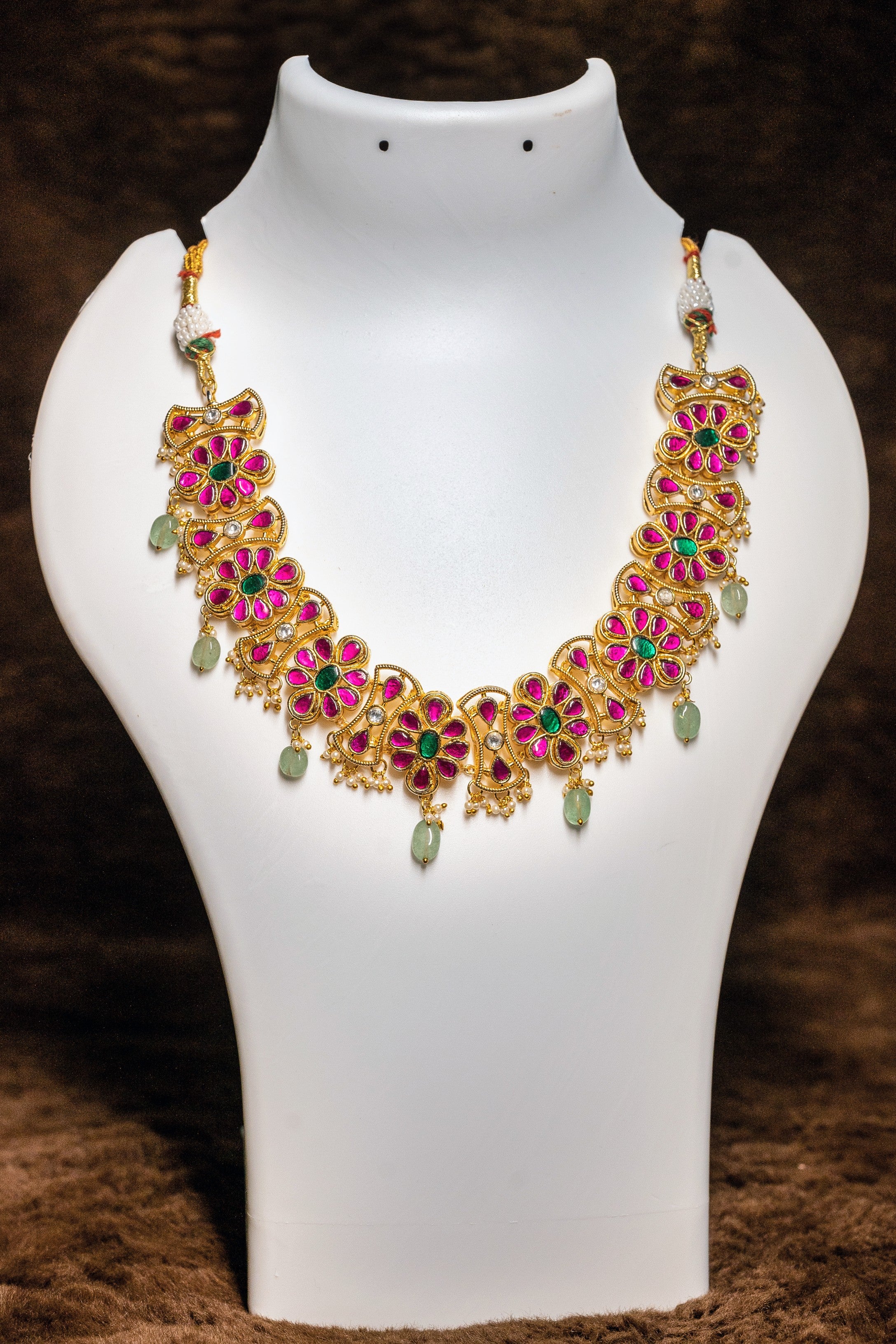 Floral Design Necklace Set With Emerald Earnings