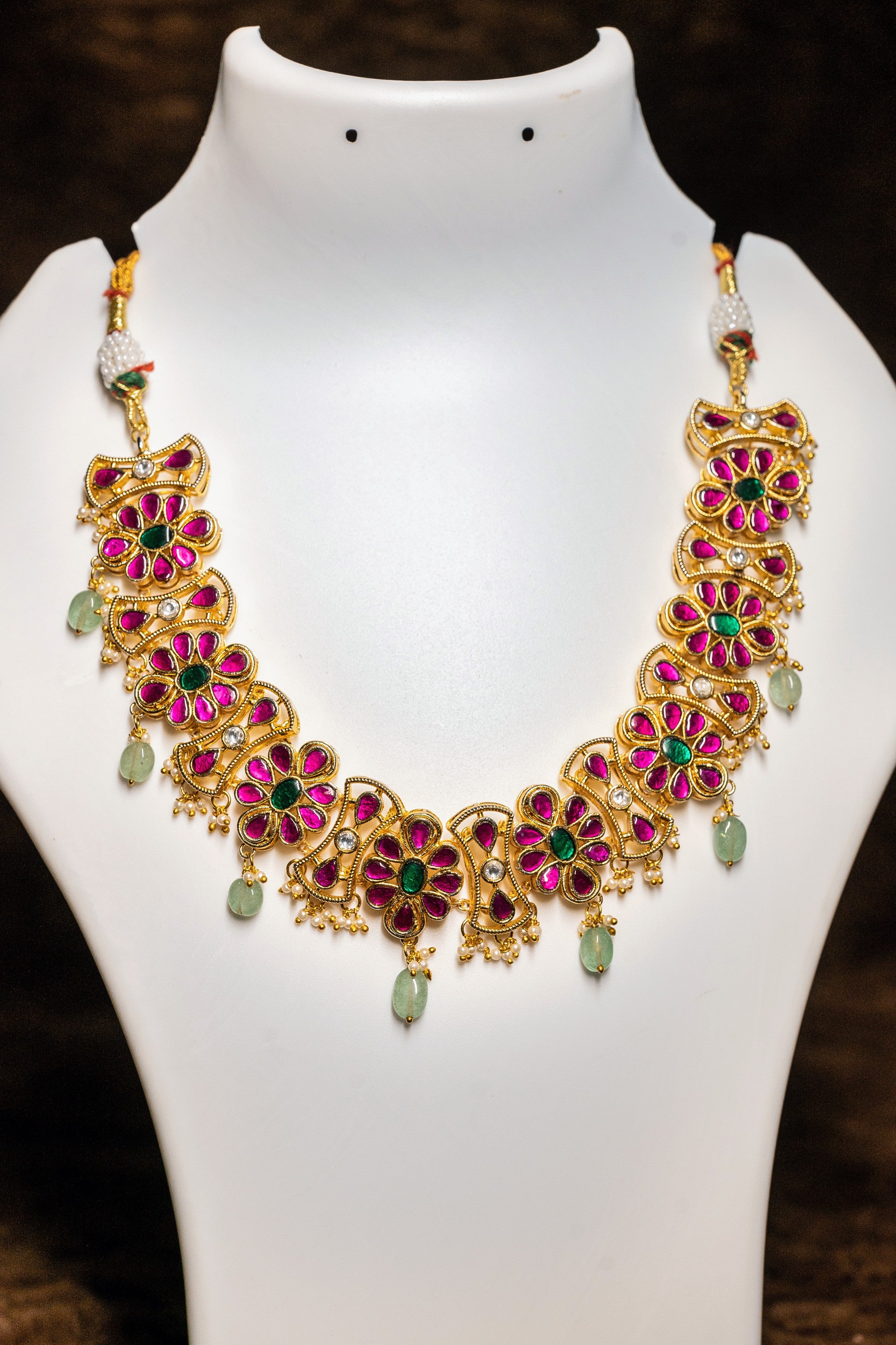 Floral Design Necklace Set With Emerald Earnings
