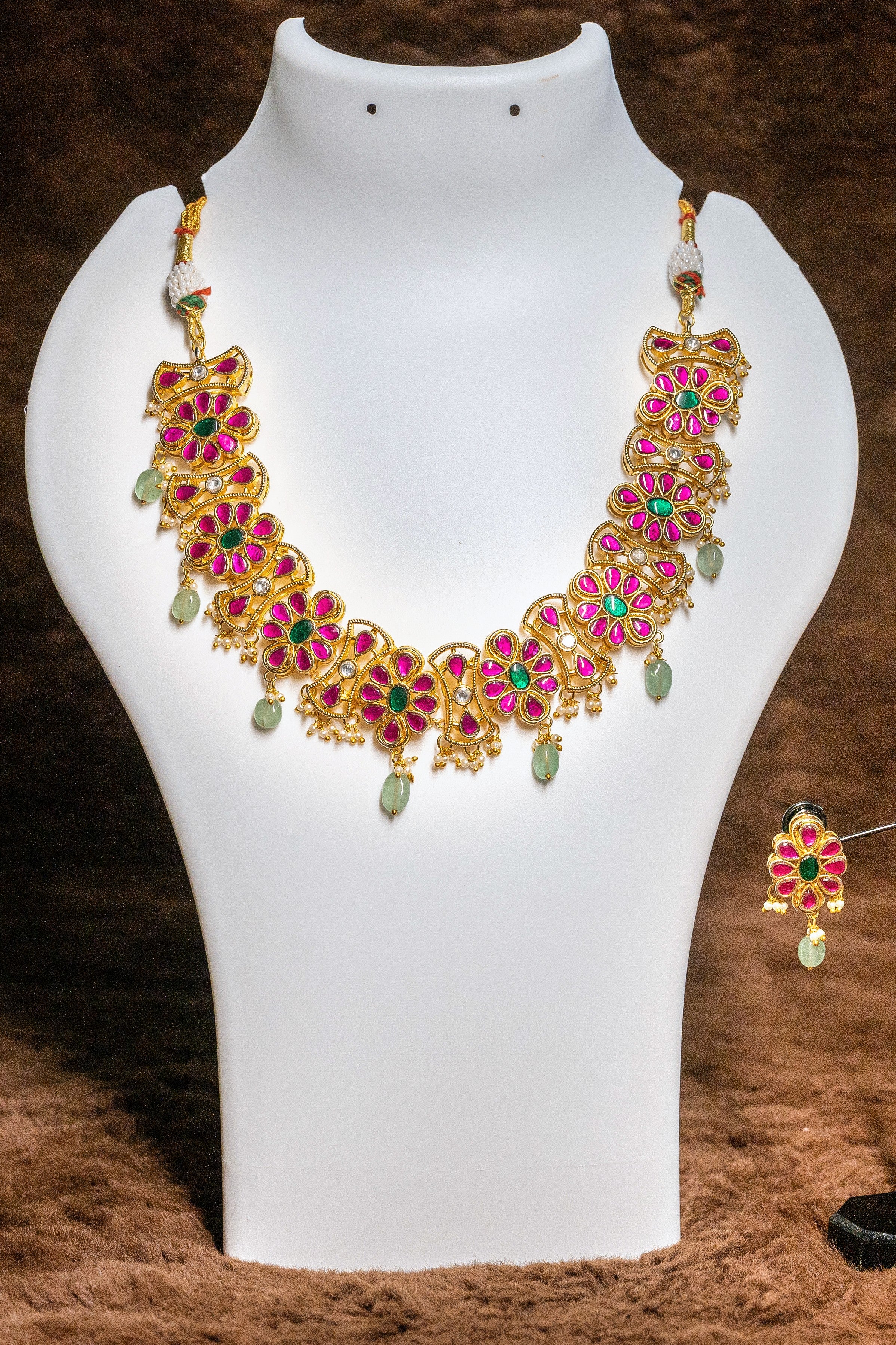 Floral Design Necklace Set With Emerald Earnings