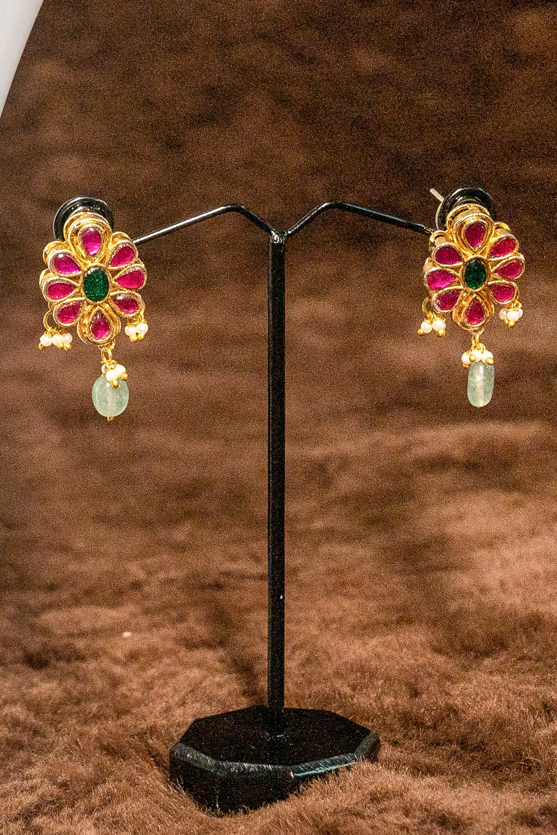 Floral Design Necklace Set With Emerald Earnings