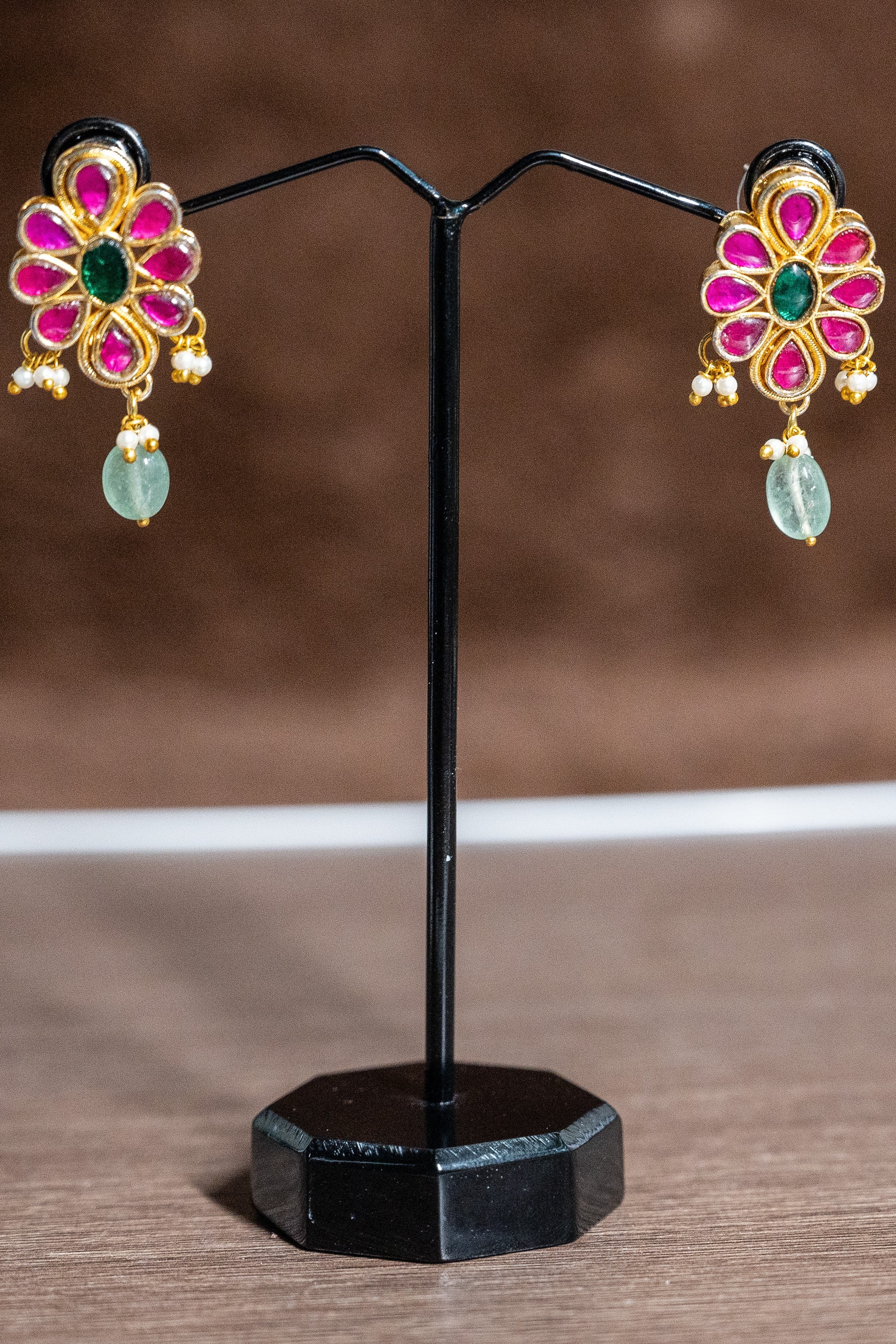 Floral Design Necklace Set With Emerald Earnings